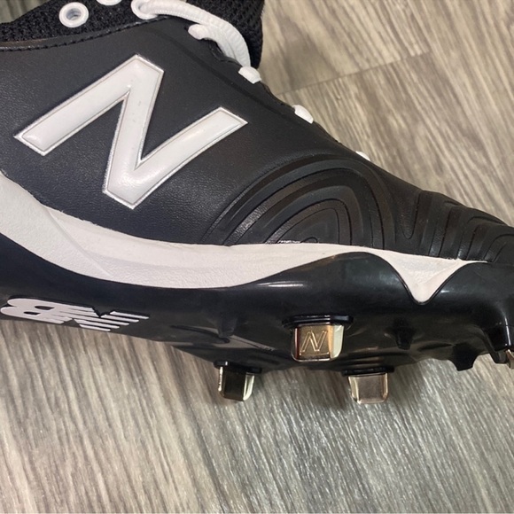 New Balance Black and White Women’s Sports Cleats 6.5 - Picture 8 of 8